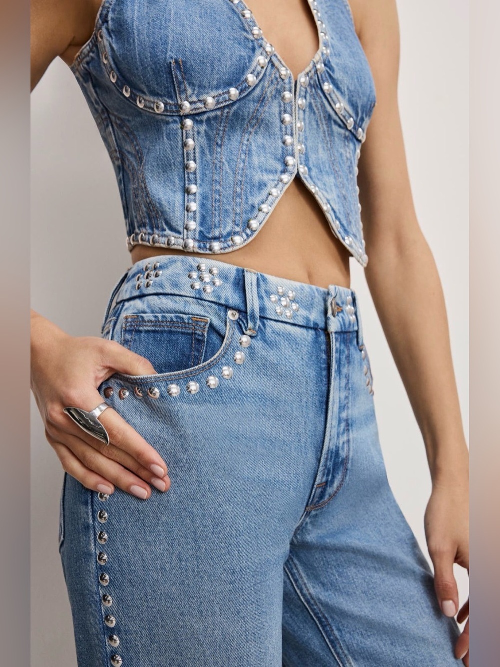 GOOD AMERICAN Icon Stud Straight Leg Jean